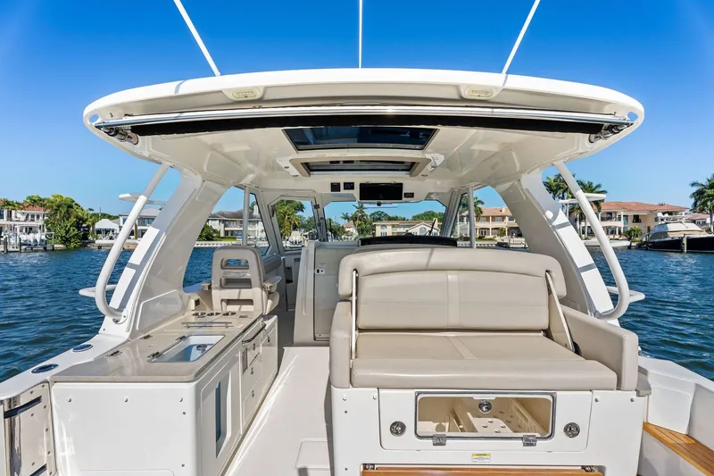 Slide: The Image of Boston Whaler 380 Realm 2019 - 14