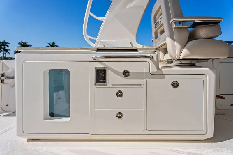 Slide: The Image of Boston Whaler 380 Realm 2019 - 15