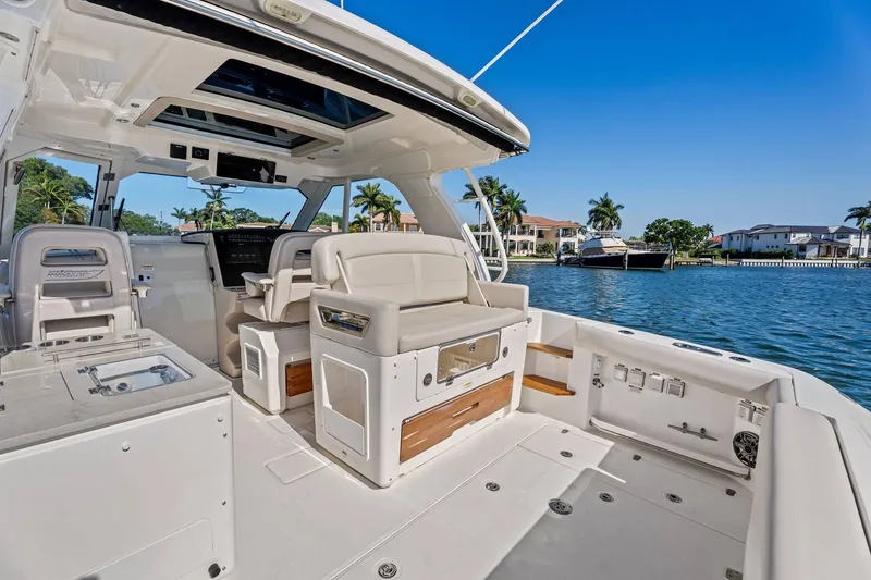 Slide: The Image of Boston Whaler 380 Realm 2019 - 16