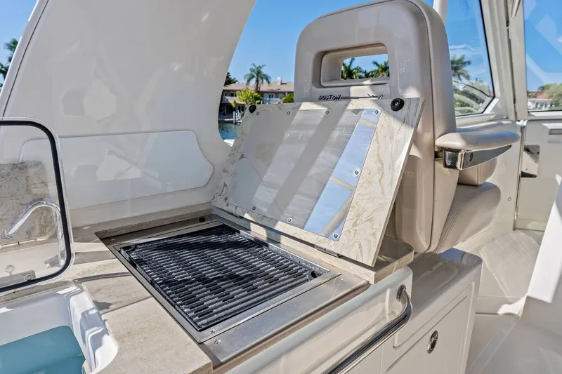 Slide: The Image of Boston Whaler 380 Realm 2019 - 19