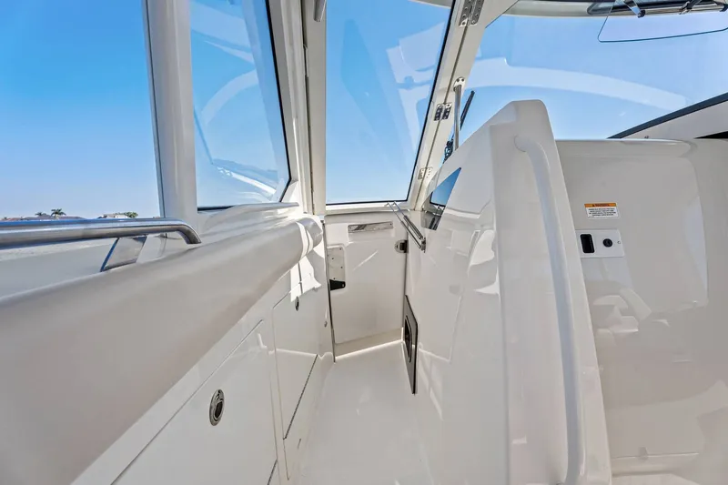 Slide: The Image of Boston Whaler 380 Realm 2019 - 26