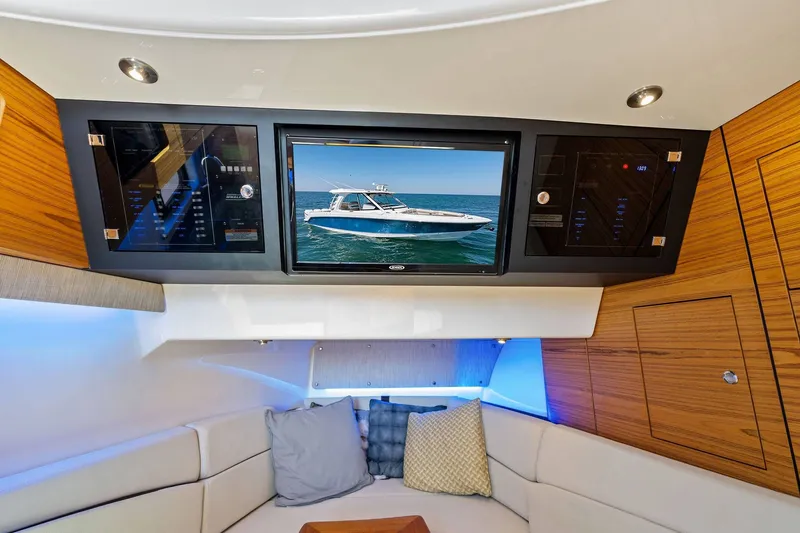 Slide: The Image of Boston Whaler 380 Realm 2019 - 35