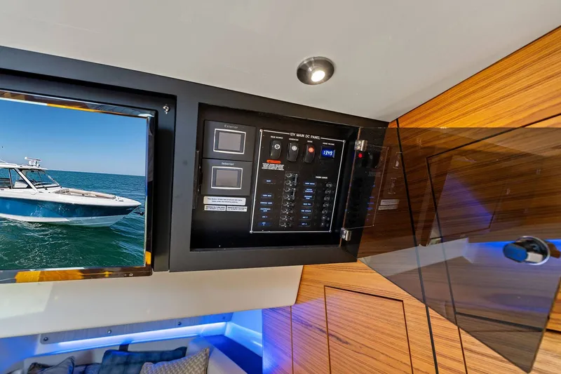 Slide: The Image of Boston Whaler 380 Realm 2019 - 36