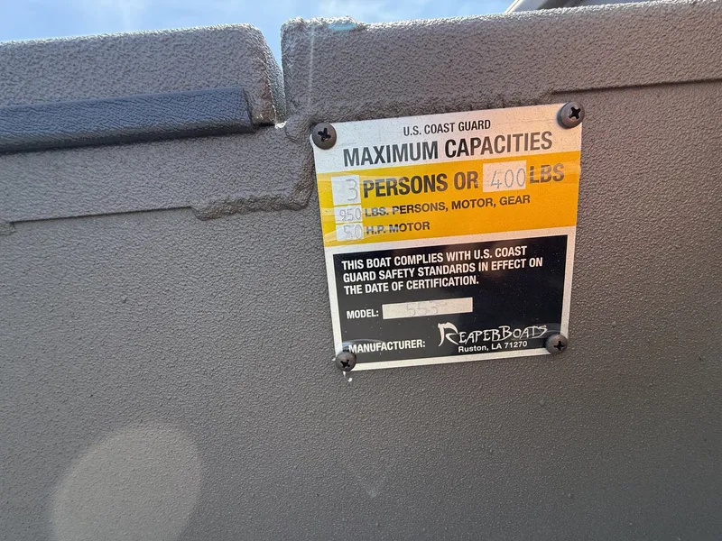 Slide: The Image of Reaper Boats 553, 2026, capacity label for 3 persons or 400 lbs. - 3