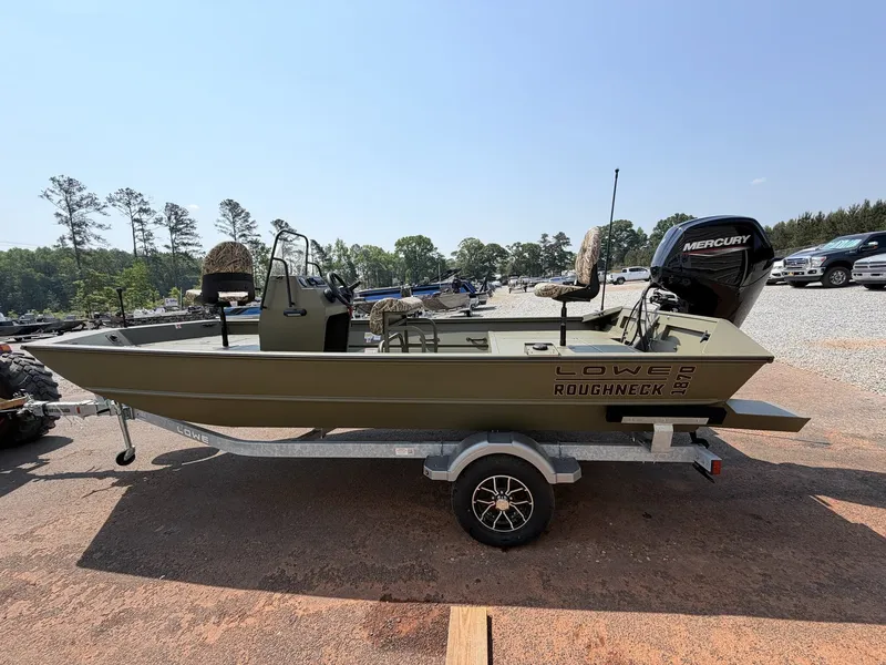 Slide: The Image of Lowe Roughneck Center Console JET 80 2026 - 3