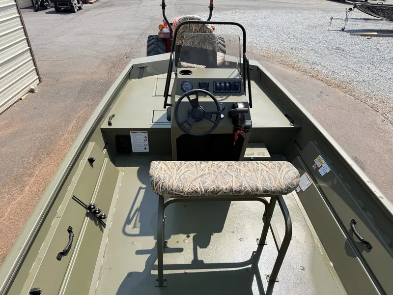 Slide: The Image of Lowe Roughneck Center Console JET 80 2026 - 9