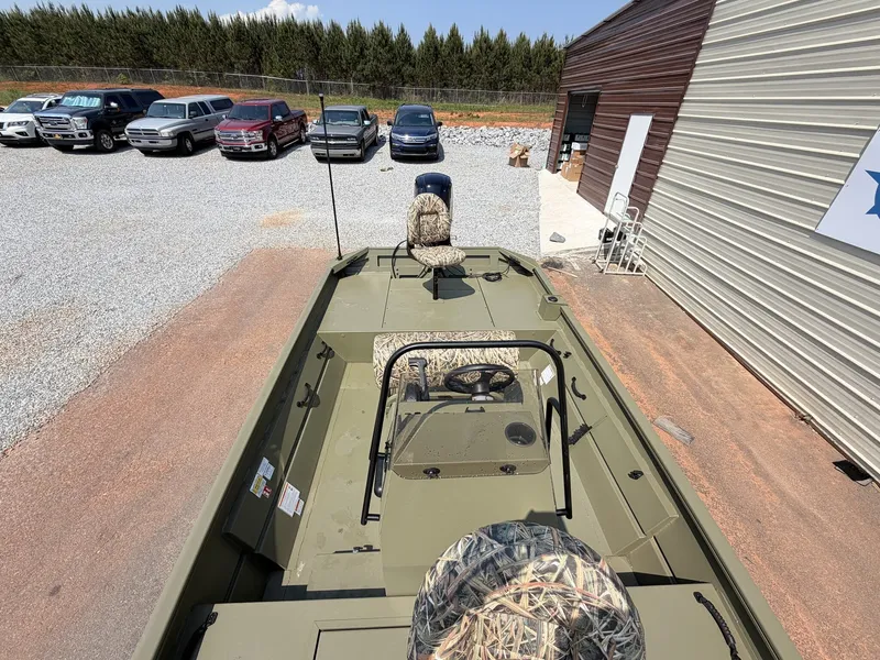 Slide: The Image of Lowe Roughneck Center Console JET 80 2026 - 5