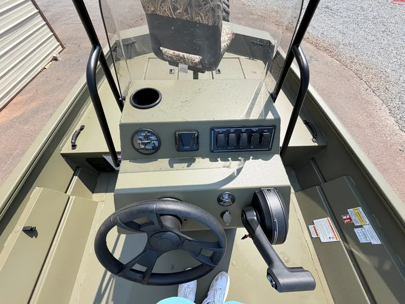 Slide: The Image of Lowe Roughneck Center Console JET 80 2026 - 8