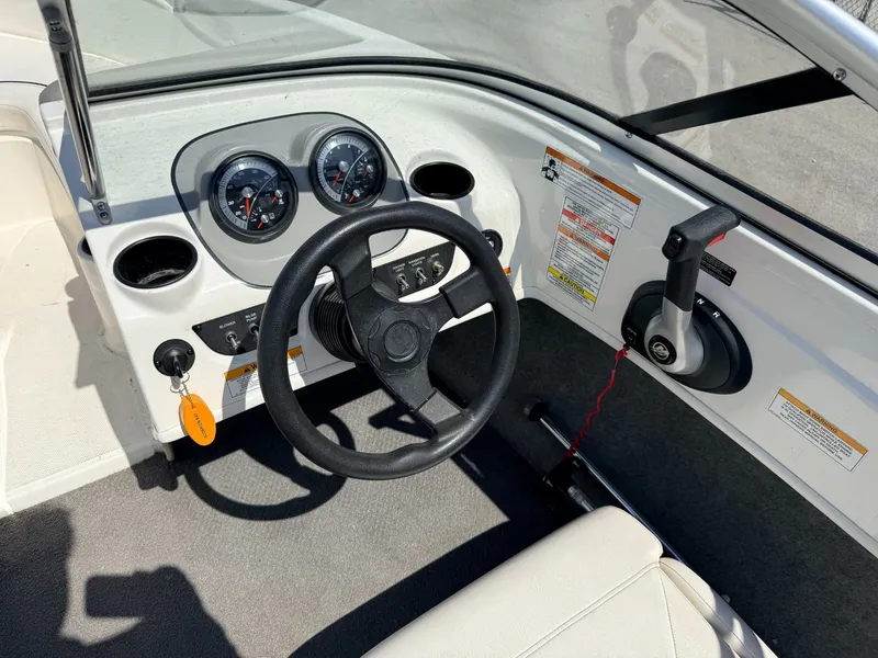 Slide: The Image of Bayliner 175 Bowrider 2015 - 4