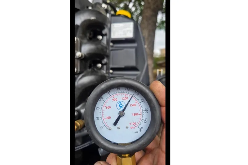 Slide: The Image of Pressure gauge on Bayliner Element F18 boat engine, 2019 model. - 49