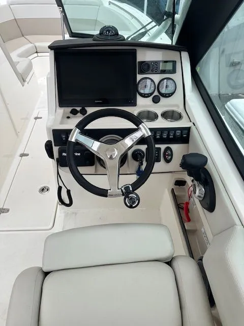 Slide: The Image of Boston Whaler 240 Vantage 2022 - 10