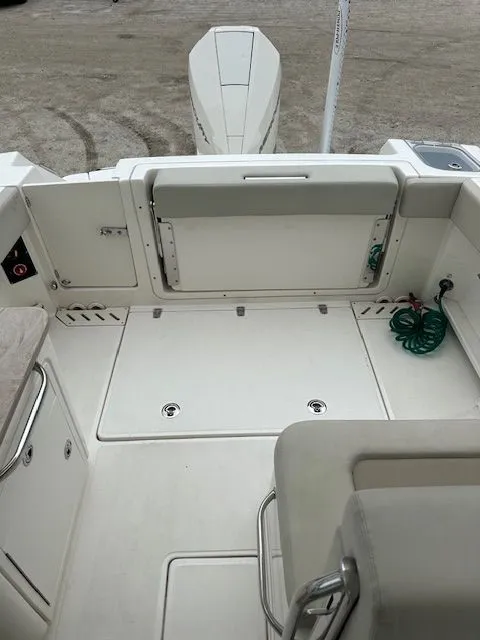 Slide: The Image of Boston Whaler 240 Vantage 2022 - 11