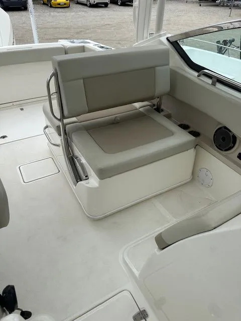 Slide: The Image of Boston Whaler 240 Vantage 2022 - 12