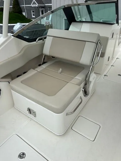 Slide: The Image of Boston Whaler 240 Vantage 2022 - 13