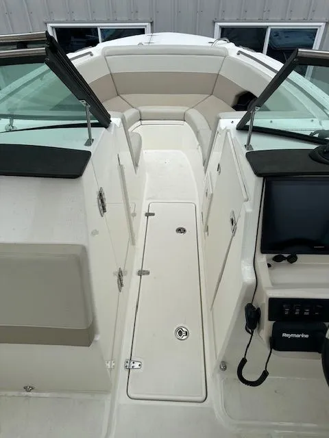 Slide: The Image of Boston Whaler 240 Vantage 2022 - 14