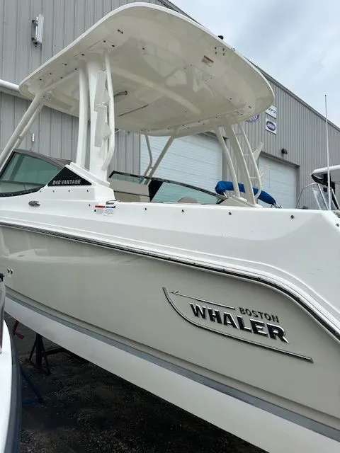 Slide: The Image of Boston Whaler 240 Vantage 2022 - 16