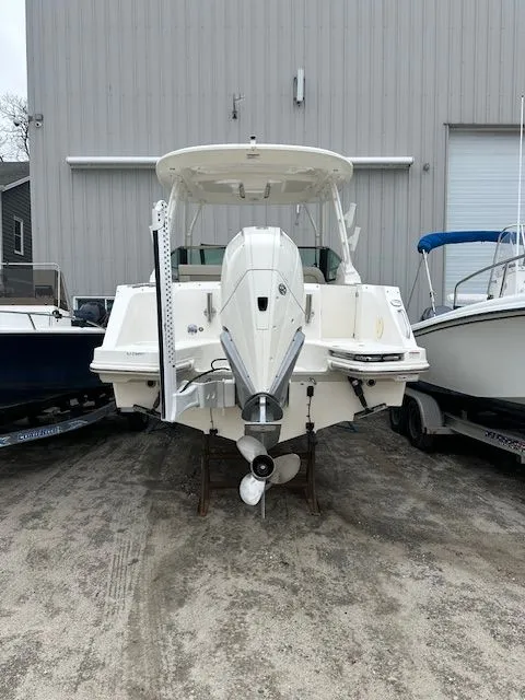 Slide: The Image of Boston Whaler 240 Vantage 2022 - 4