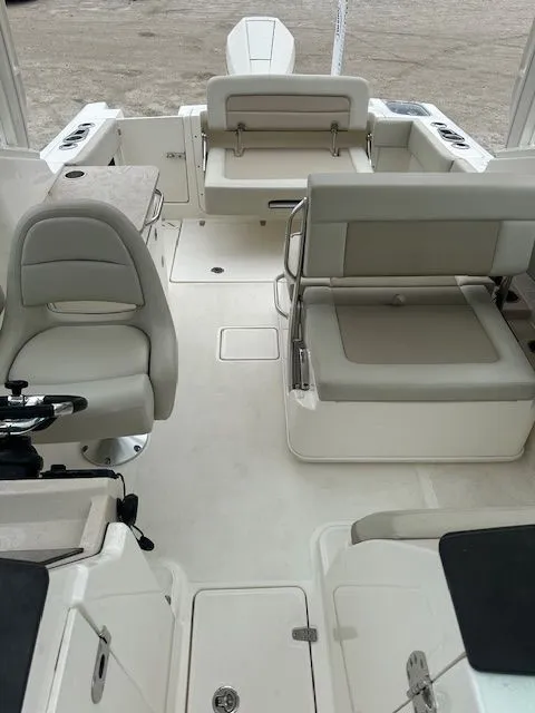 Slide: The Image of Boston Whaler 240 Vantage 2022 - 8