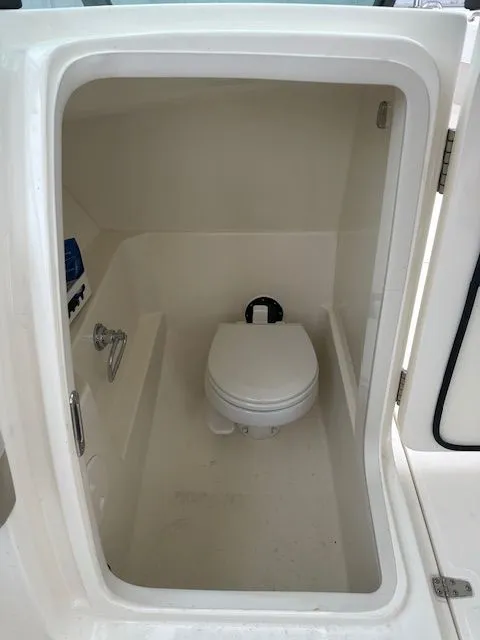 Slide: The Image of Boston Whaler 240 Vantage 2022 - 9