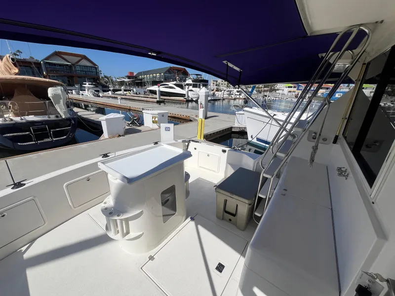 Slide: The Image of Das Bild zeigt das Deck einer Riviera 43 Open Flybridge von 1997 im Hafen. - 29