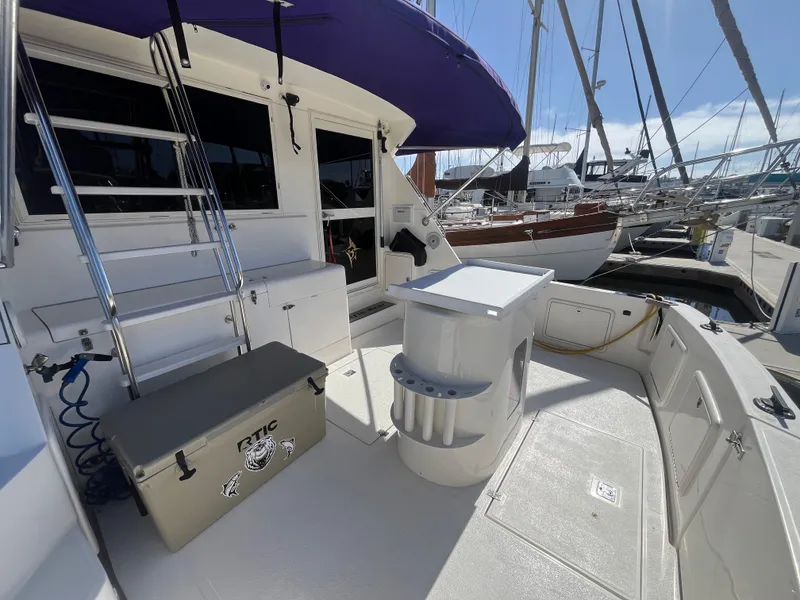 Slide: The Image of Das Bild zeigt das Deck einer Riviera 43 Open Flybridge von 1997 mit Sitzgelegenheiten und Angelrutenhaltern. - 30