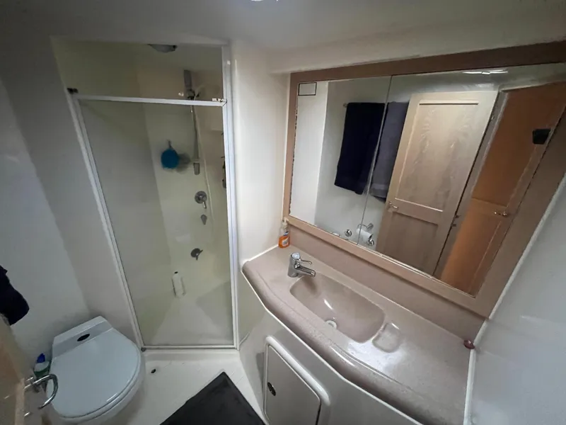Slide: The Image of Das Bild zeigt ein Badezimmer auf einem Boot mit Dusche, Toilette und Waschbecken. - 39