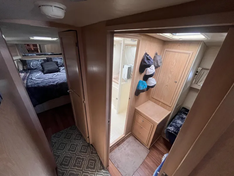 Slide: The Image of Innenraum einer Riviera 43 Open Flybridge von 1997 mit Schlafzimmer und Bad. - 35
