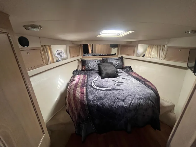 Slide: The Image of Kabine mit einem gemütlichen Doppelbett, umgeben von Schränken und einem Oberlicht. - 38