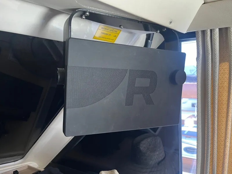 Slide: The Image of Ein schwarzes Panel mit einem "R"-Logo ist an der Innenseite eines Bootes montiert. - 33
