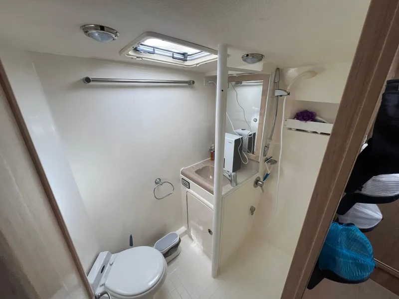Slide: The Image of Das Bild zeigt ein Badezimmer auf einem Boot mit Toilette, Waschbecken und Dusche. - 37