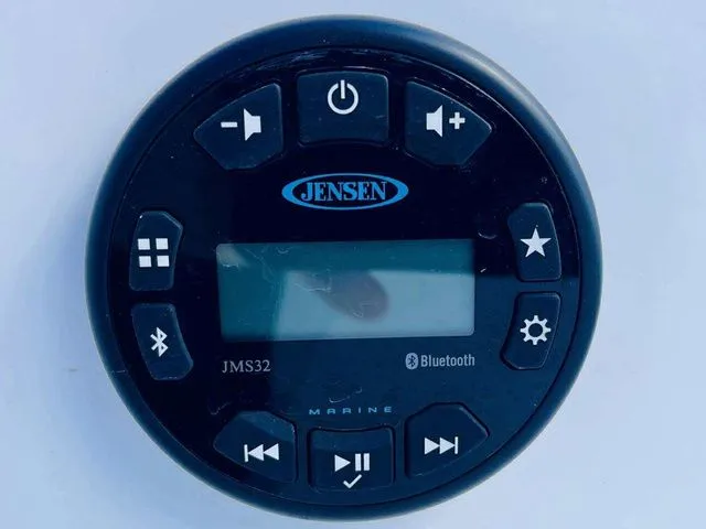 Slide: The Image of Tahoe 2150 Deck Boat 2023 - 18