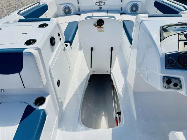Slide: The Image of Tahoe 2150 Deck Boat powered by a Mercury 225HP 2023 - 14