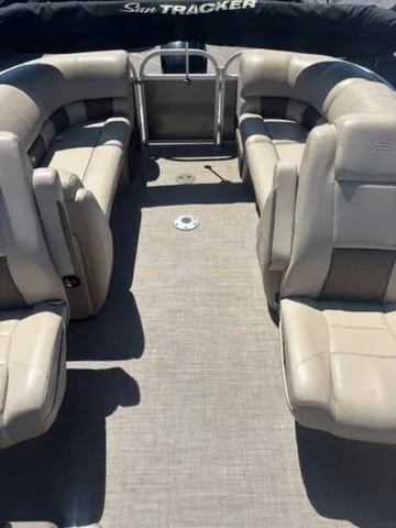 Slide: The Image of Sun Tracker Party Barge 22 XP3 2023 - 4