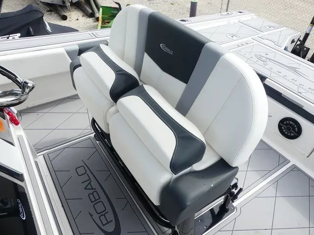 Slide: The Image of Robalo 266 Cayman 2023 - 16