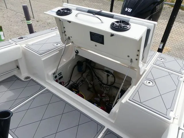Slide: The Image of Robalo 266 Cayman 2023 - 20