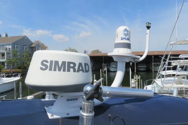 Slide: The Image of 2006 Sea Hunt Triton 260 with Simrad and FLIR marine electronics at a marina. - 38