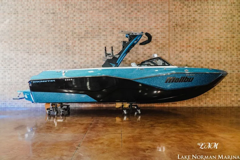 The Image of 2023 Malibu Wakesetter 25 LSV boat displayed indoors at Lake Norman Marina. - 1