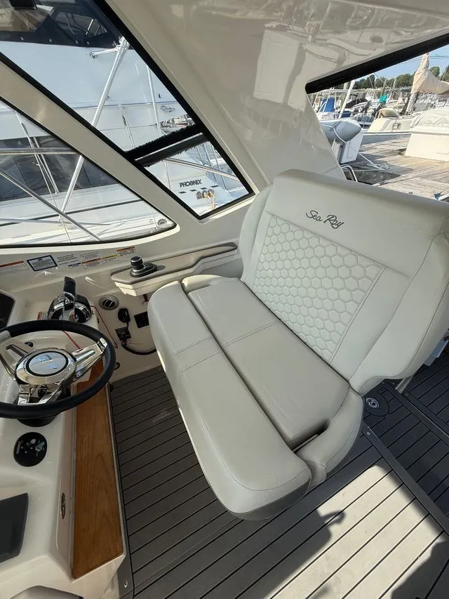 Slide: The Image of Sea Ray Sundancer 350 Coupe 2021 - 10