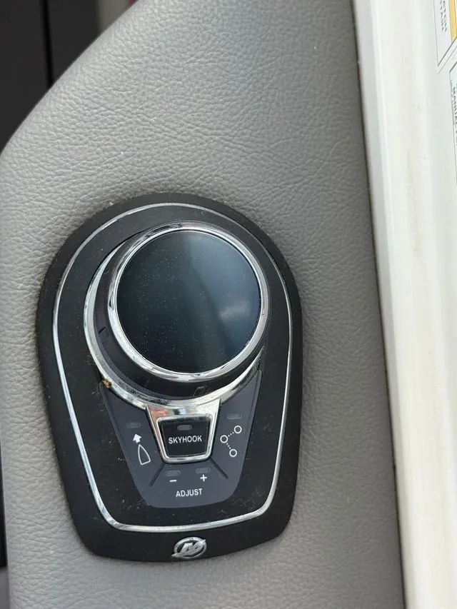 Slide: The Image of Sea Ray Sundancer 350 Coupe 2021 - 11