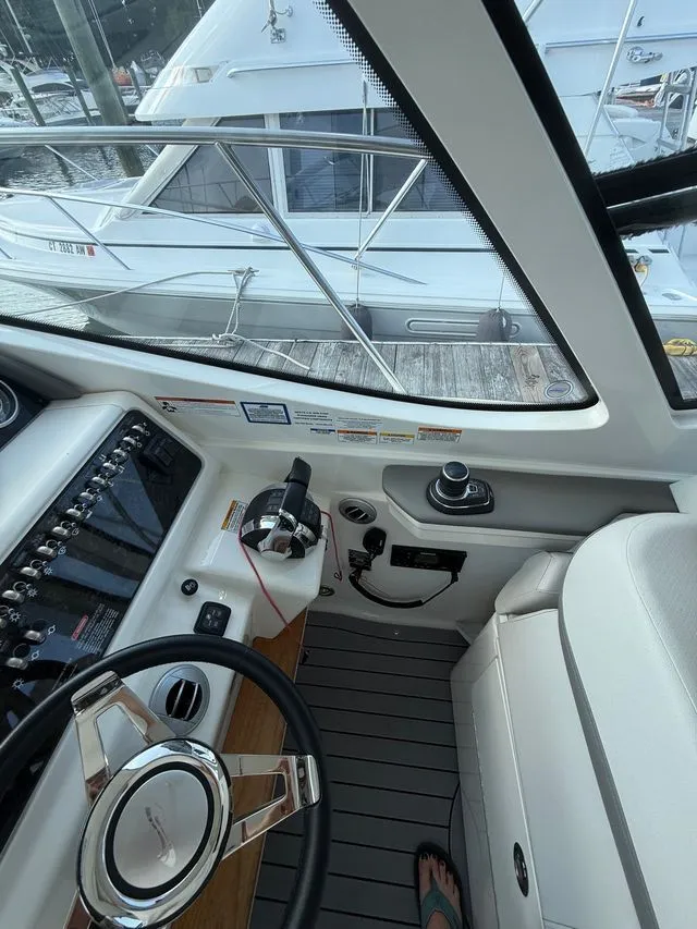 Slide: The Image of Sea Ray Sundancer 350 Coupe 2021 - 12