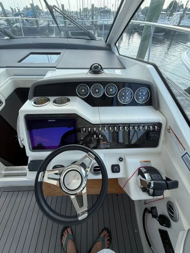 Slide: The Image of Sea Ray Sundancer 350 Coupe 2021 - 13