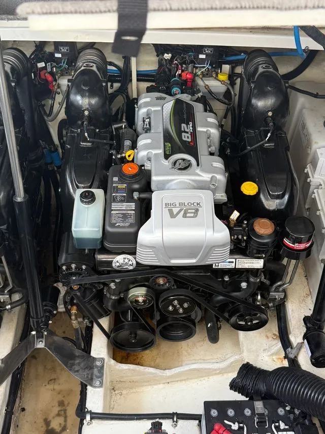 Slide: The Image of Sea Ray Sundancer 350 Coupe 2021 - 16