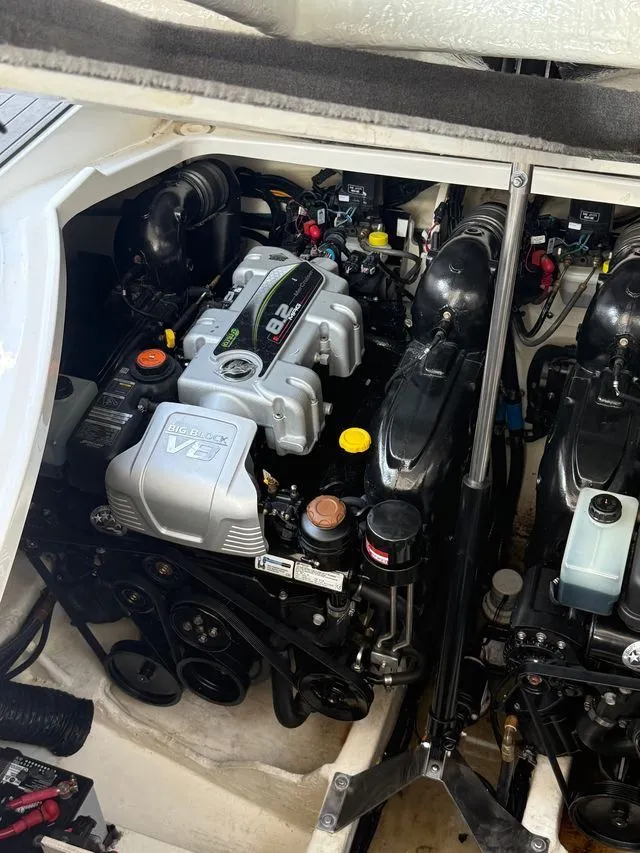 Slide: The Image of Sea Ray Sundancer 350 Coupe 2021 - 17