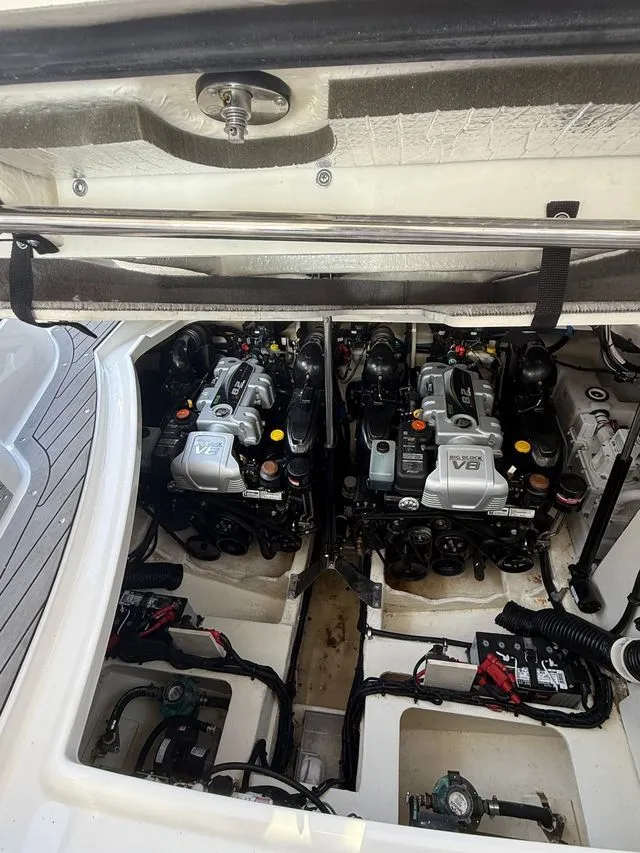 Slide: The Image of Sea Ray Sundancer 350 Coupe 2021 - 18