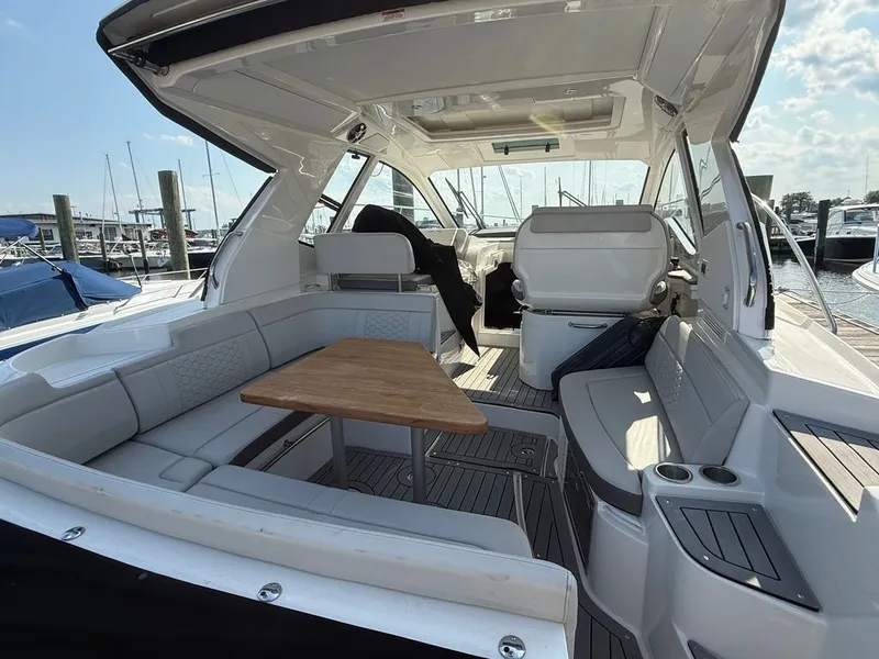 Slide: The Image of Sea Ray Sundancer 350 Coupe 2021 - 20