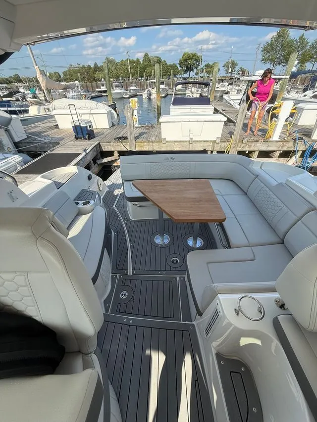Slide: The Image of Sea Ray Sundancer 350 Coupe 2021 - 21