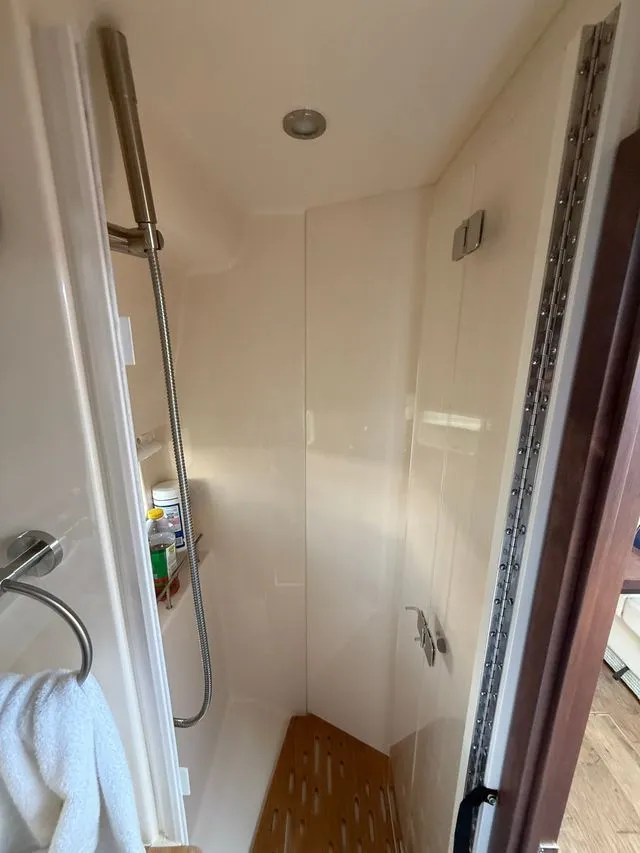 Slide: The Image of Sea Ray Sundancer 350 Coupe 2021 - 22