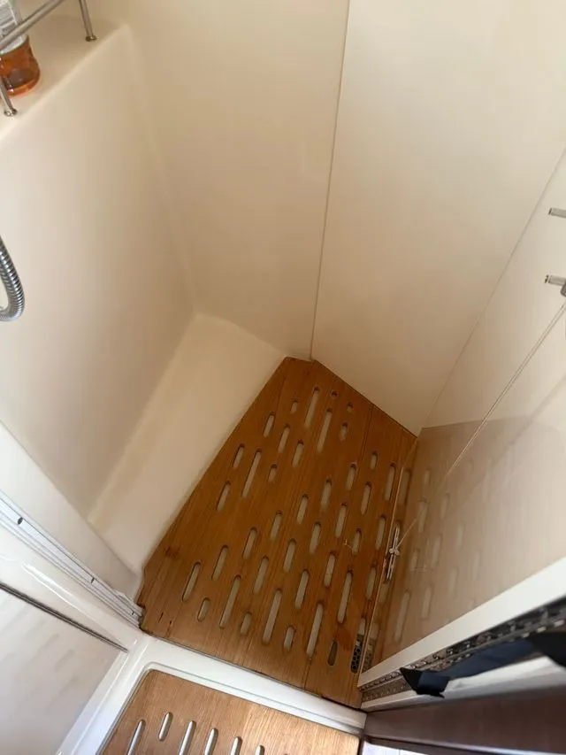 Slide: The Image of Sea Ray Sundancer 350 Coupe 2021 - 23