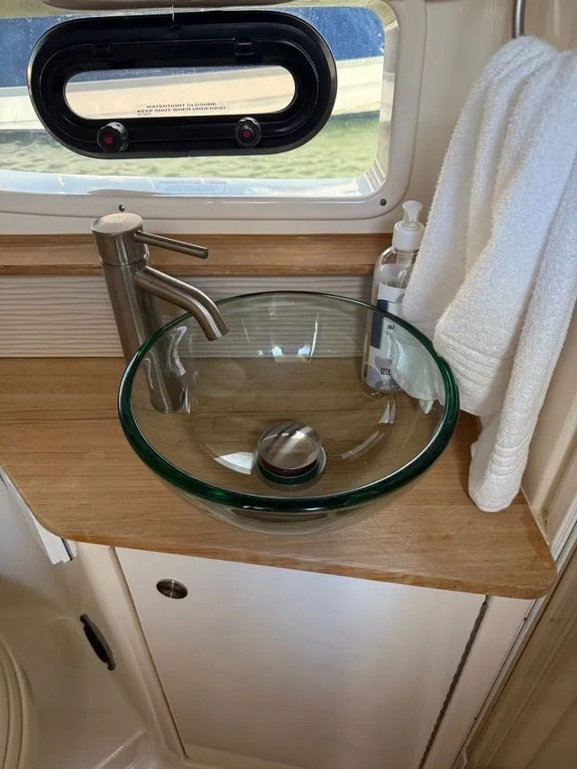 Slide: The Image of Sea Ray Sundancer 350 Coupe 2021 - 24