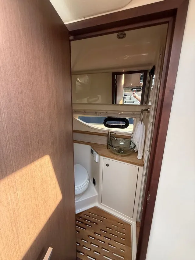 Slide: The Image of Sea Ray Sundancer 350 Coupe 2021 - 25